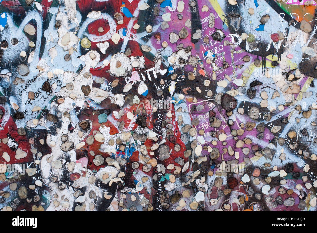 In der Nähe der Berliner Mauer im Jahr 2018, mit Graffiti und Kaugummi Stockfoto