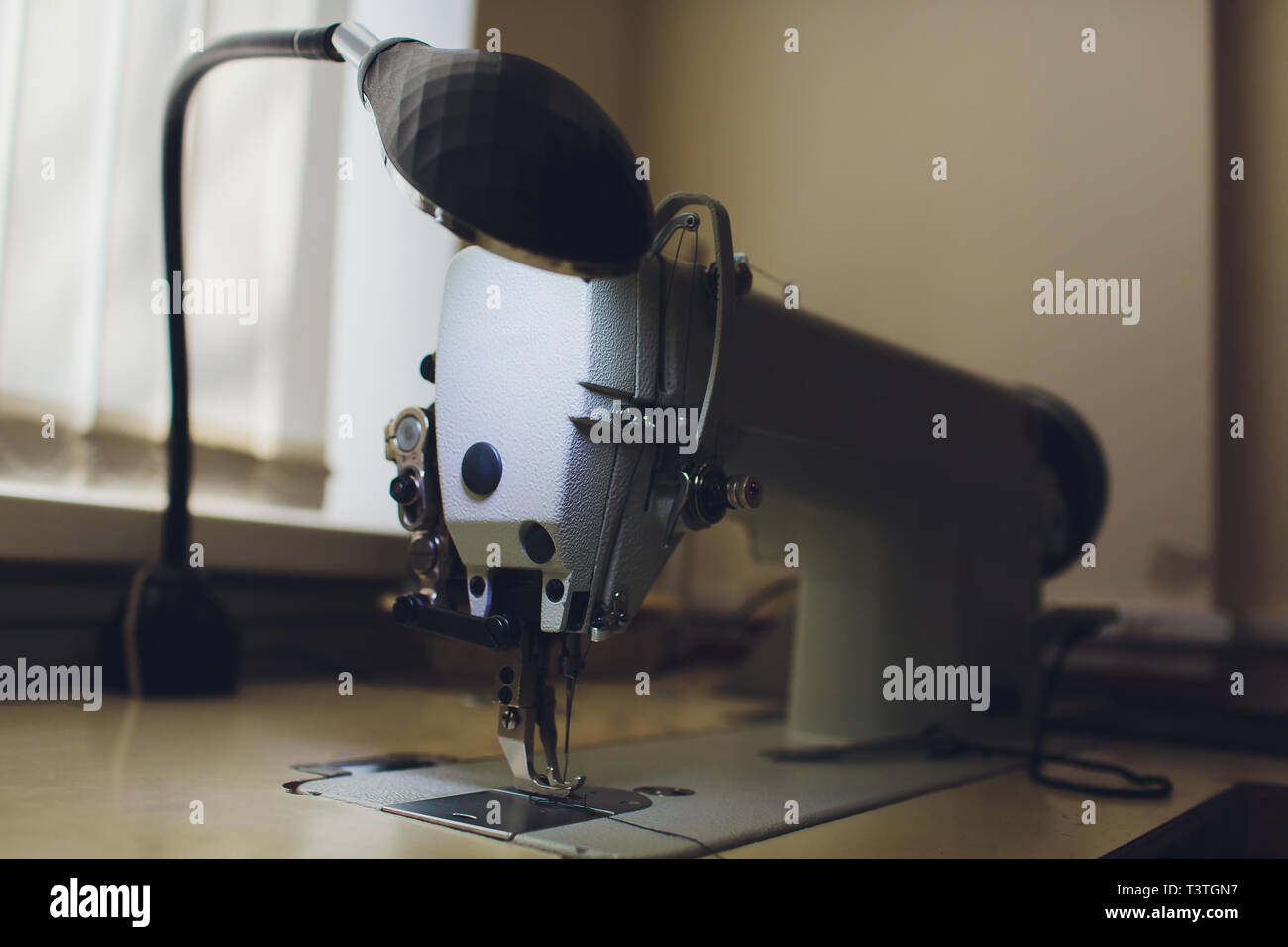 Professionelle Nahmaschine Auf Dem Hintergrund Von Atelier Studio Arbeitsplatz Von Massgeschneiderten Nahmaschine Rollen Von Thema Stoff Schere Nahen Stockfotografie Alamy