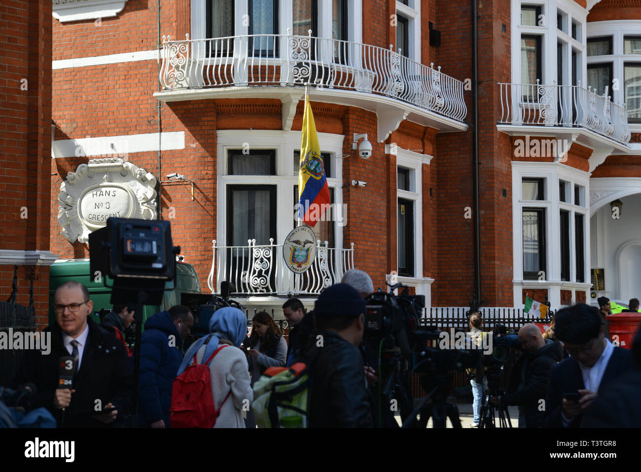 Journalisten und TV-Reporter Sammlung gegenüber der Botschaft von Ecuador in London, ein paar Stunden nach Julian Assange aus dem Gebäude entfernt wurde und von der Polizei festgenommen. Stockfoto