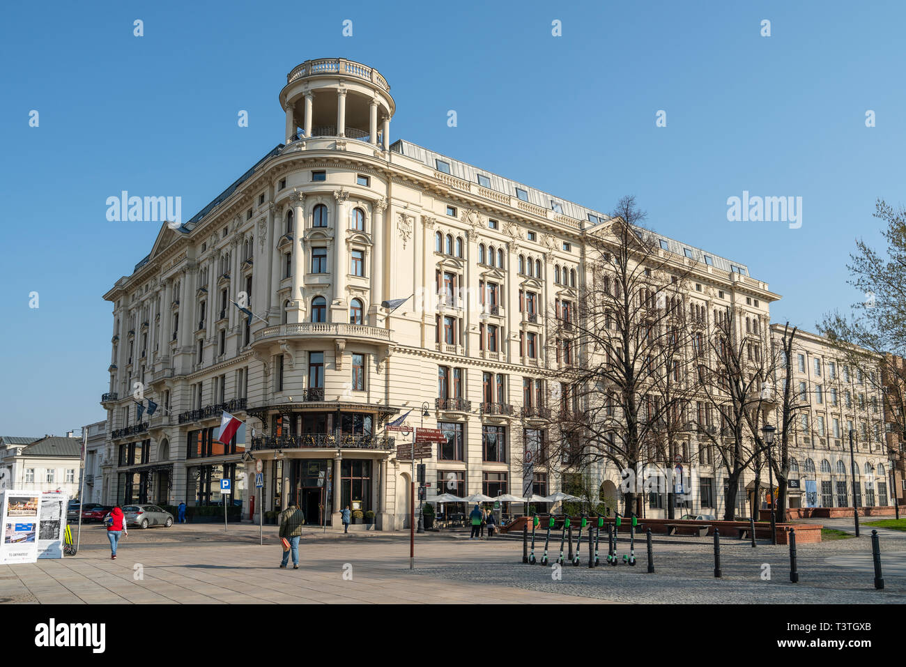 Warschau, Polen. April 6, 2019. Ein Blick auf das Cafe Bristol Gebäude in der Krakowskie Vorstadt Straße bei Sonnenuntergang Stockfoto