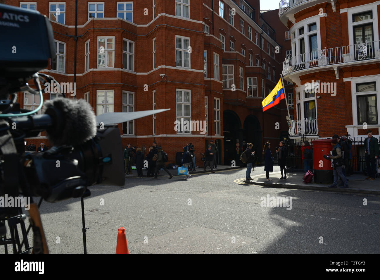 Journalisten und TV-Reporter Sammlung gegenüber der Botschaft von Ecuador in London, ein paar Stunden nach Julian Assange aus dem Gebäude entfernt wurde und von der Polizei festgenommen. Stockfoto