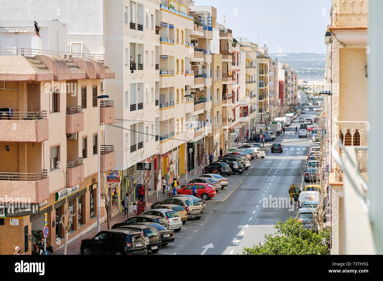 Torrevieja, Spanien - 22. März 2019: Oberhalb der oberen Ansicht wohnviertel Straßen von Torrevieja spanisches Resort City, typische hohe Gebäude exterio Stockfoto