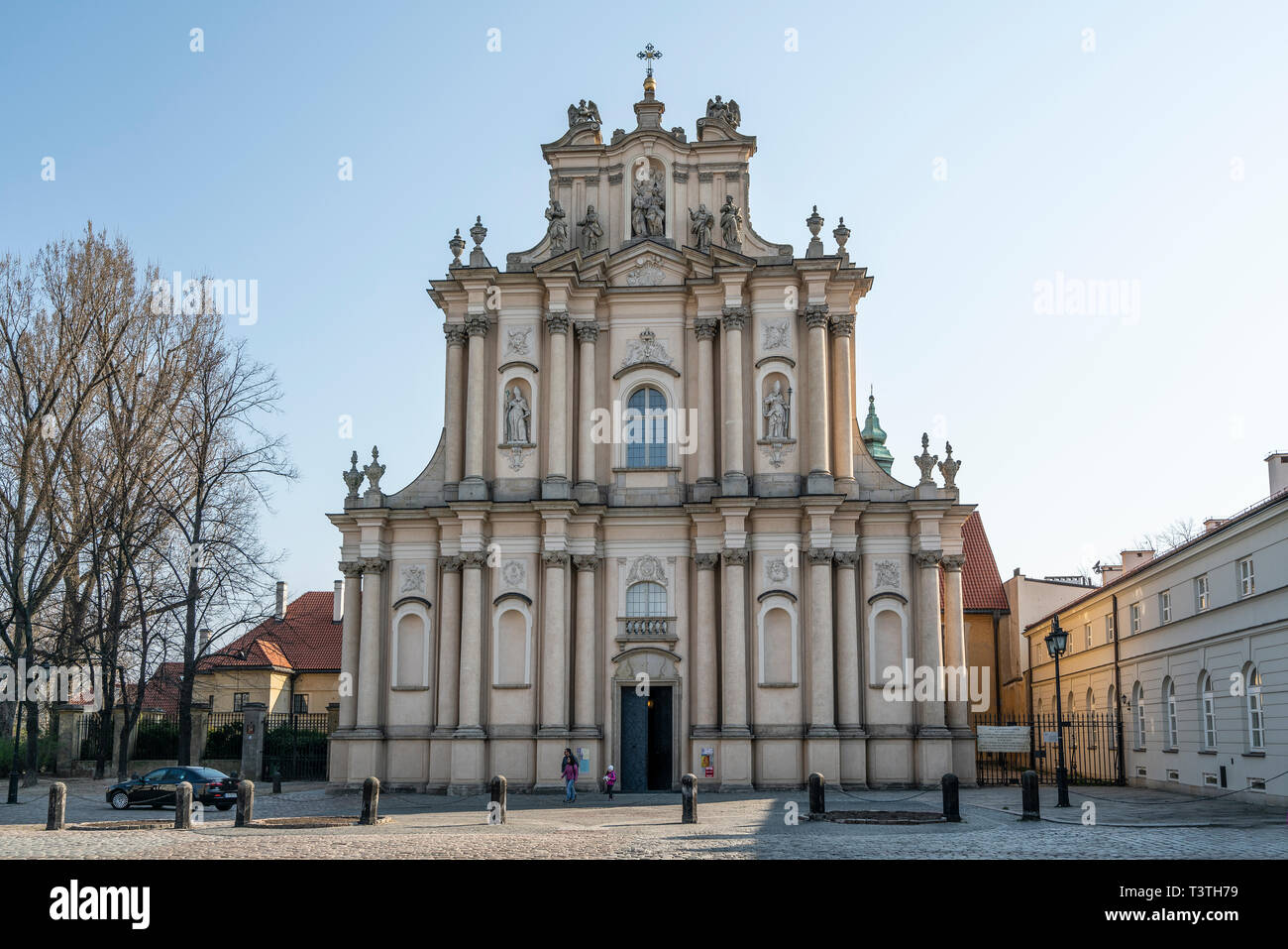 Warschau, Polen. April, 2019. Ein Blick auf die Römisch-katholische Kirche der Besucher Fassade in der Krakowskie Vorstadt Straße Stockfoto