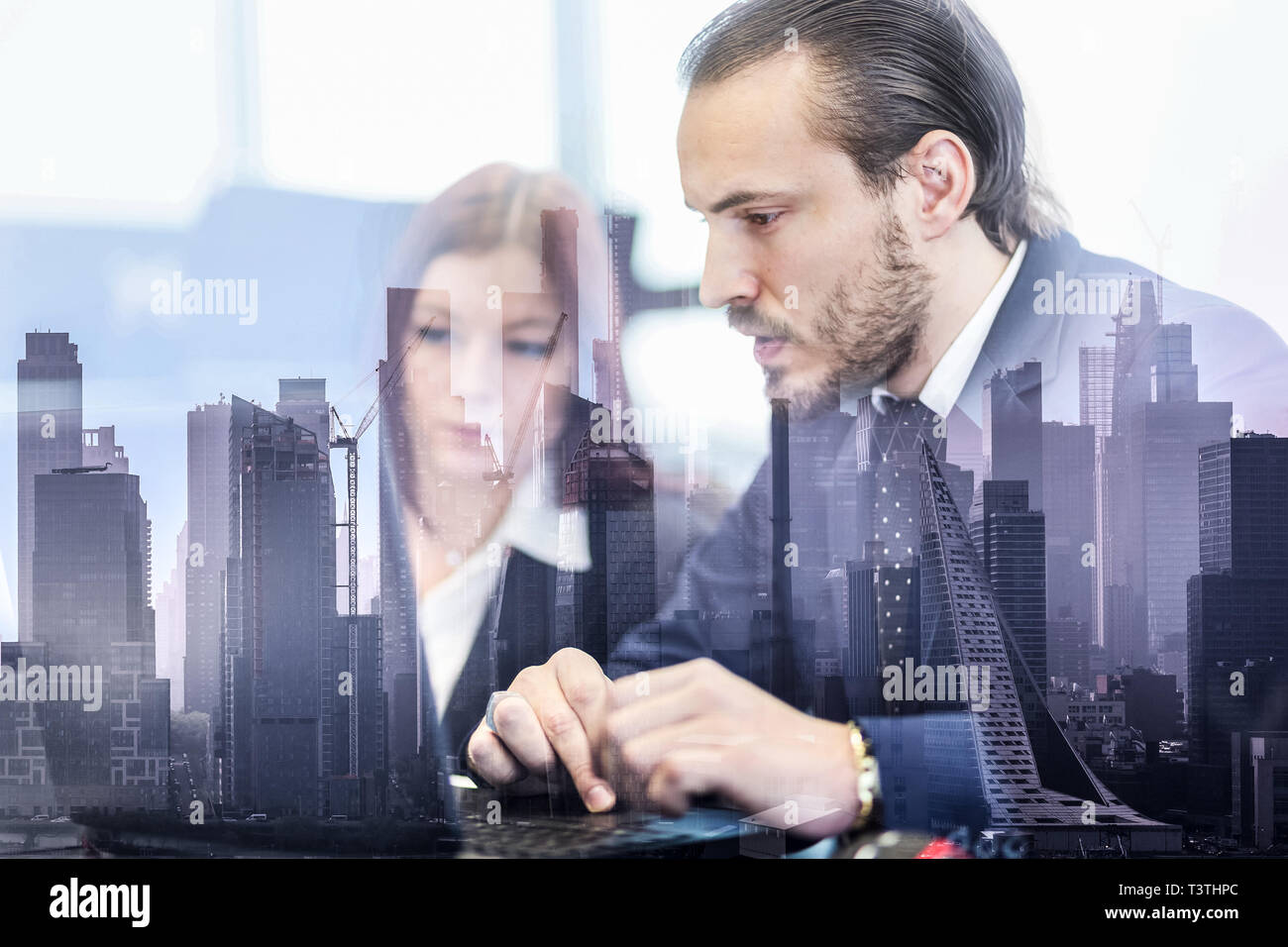 Geschäftsleute in modernen Büro gegen New York City manhattan Gebäuden und Wolkenkratzern Fenster Reflexionen. Stockfoto