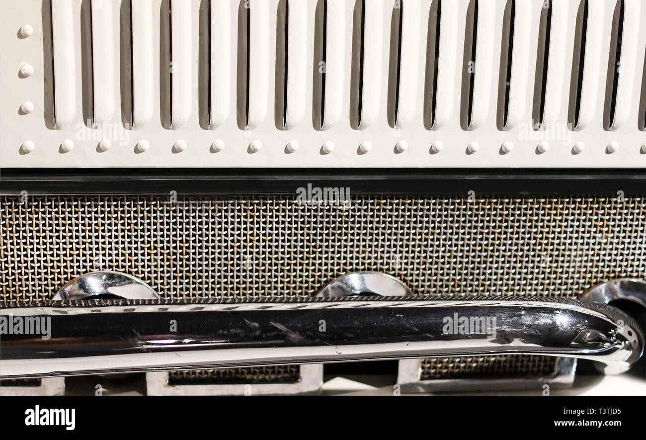 Auspuffrohr und Lüftungsgitter auf der Motorhaube von Vintage Racing Car. Seitenansicht Stockfoto