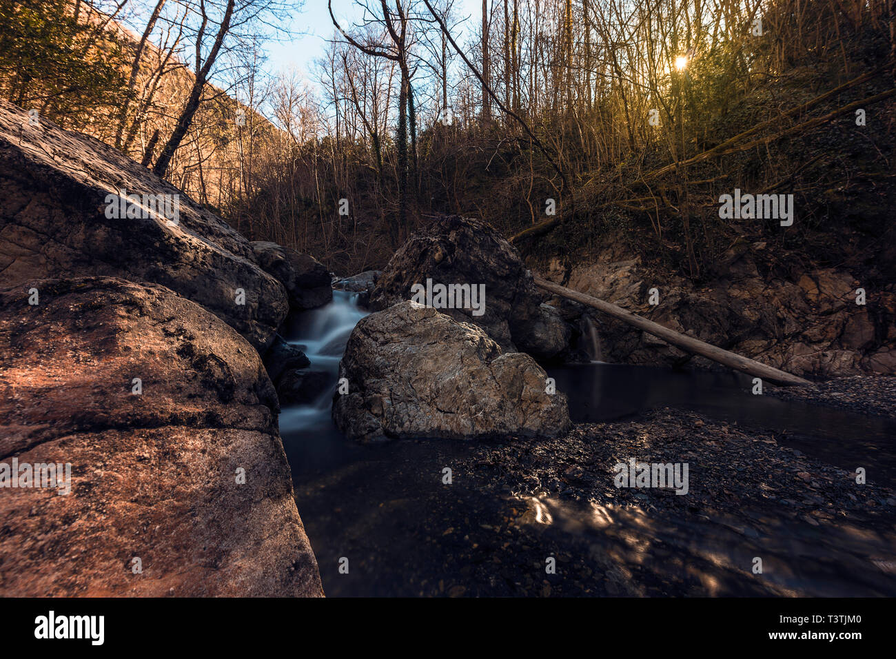 Lange Belichtung eines Flusses mit großen Steinen im Herbst. Wirkung von Wasser in Bewegung Stockfoto