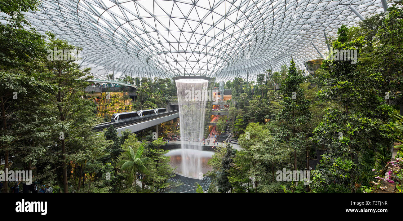 Die weltweit höchsten Wasserfall an der 40 Meter hohen an Juwel Changi Airport, Singapur Stockfoto