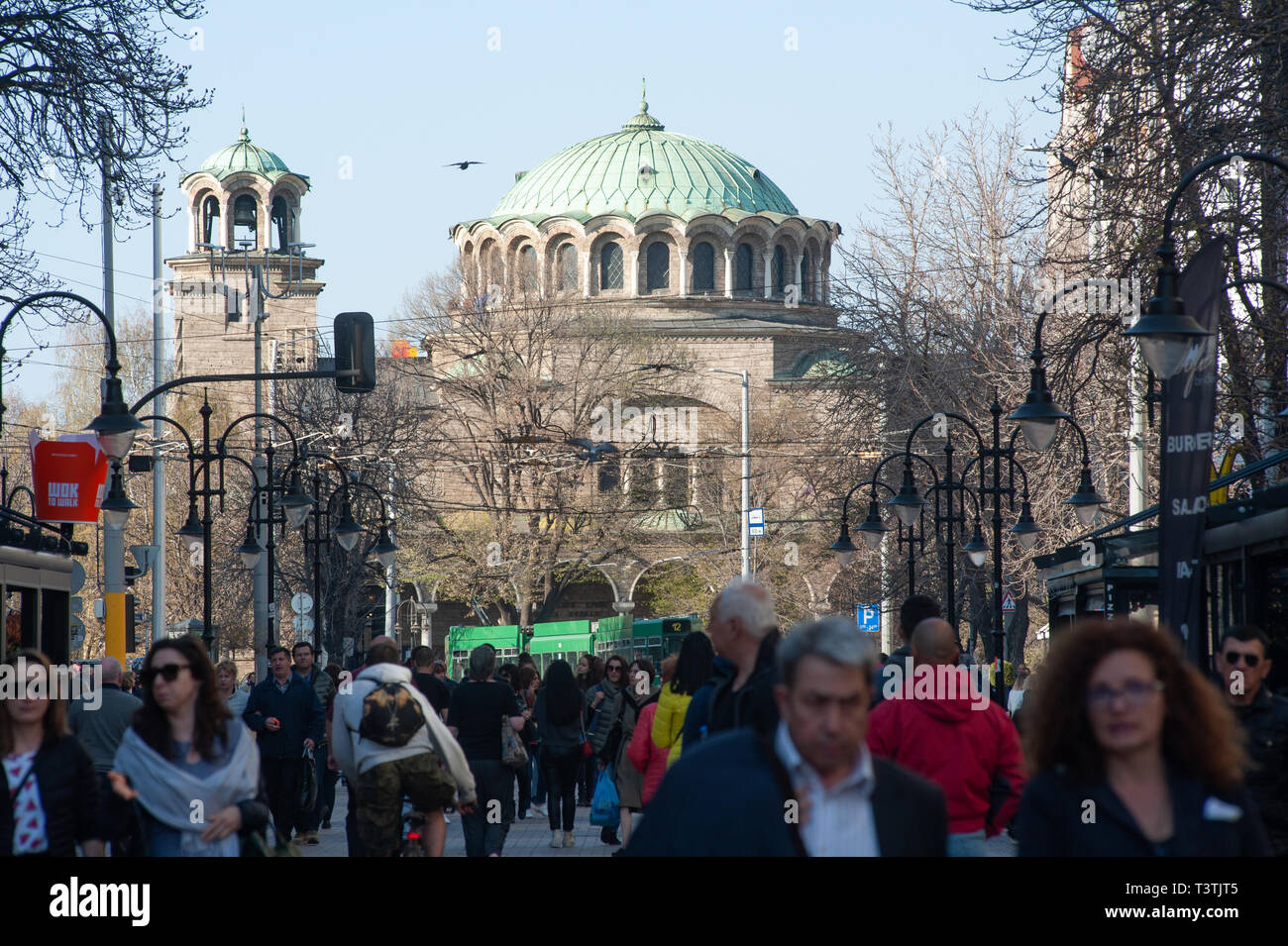 Sveta Nedelya Kirche und Vitousha Blvd, Sofia, Bulgarien, Europa Stockfoto