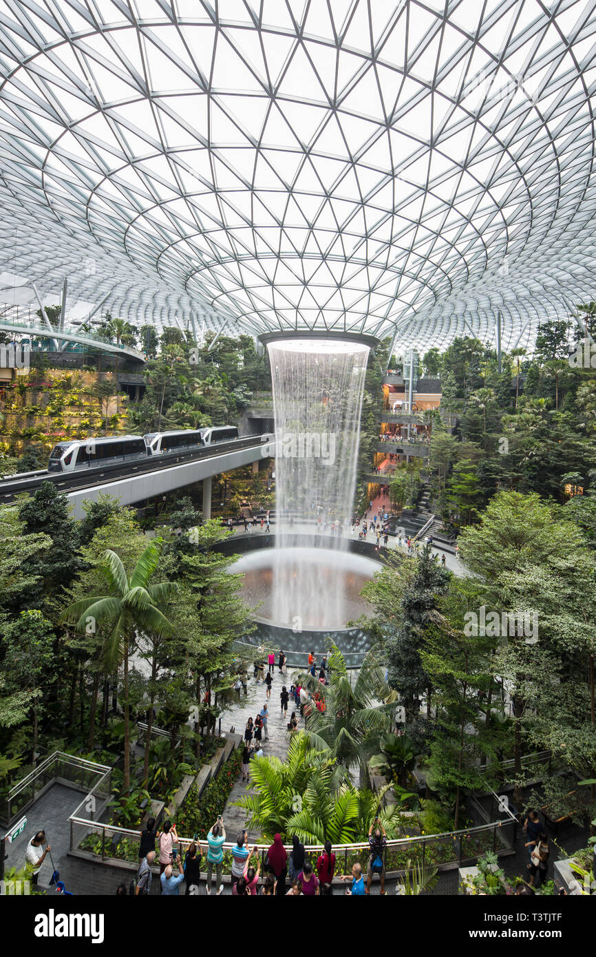 Die weltweit höchsten Wasserfall von bis zu 40 m hoch an Juwel Changi Airport, Singapur Stockfoto