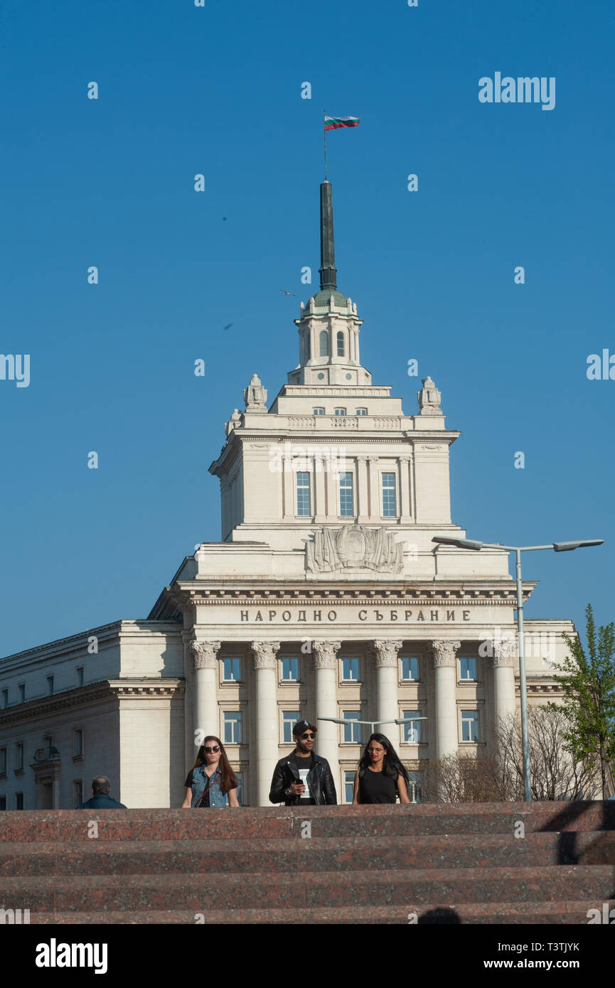 Bulgarische Volk vor der ehemaligen Kommunistischen Partei Sofia, Bulgarien, Europa, Stockfoto