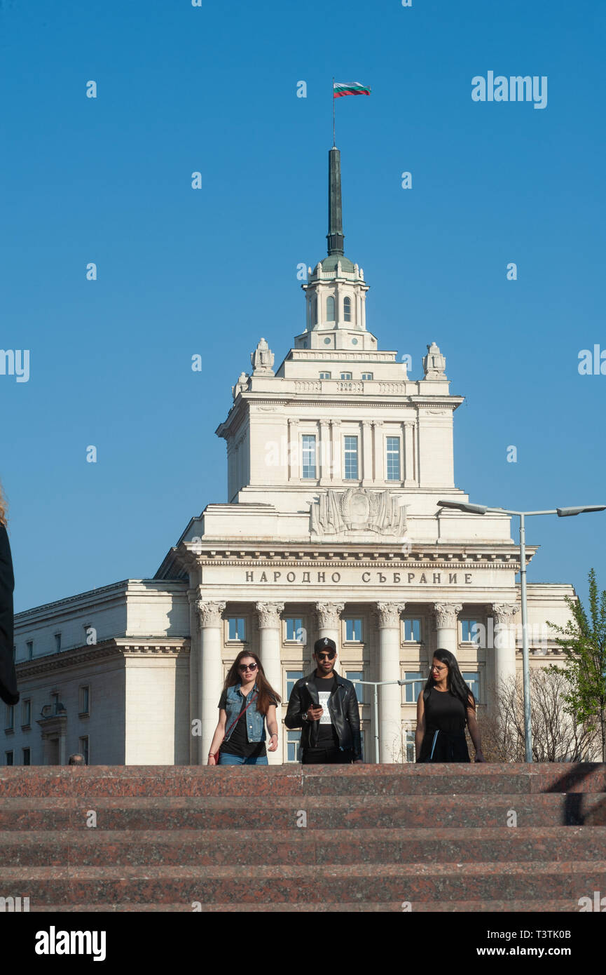 Bulgarische Volk vor der ehemaligen Kommunistischen Partei Sofia, Bulgarien, Europa, Stockfoto