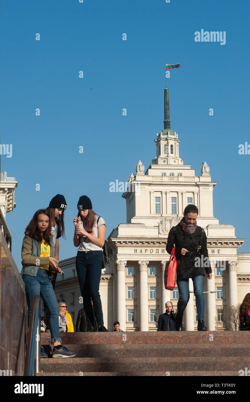 Bulgarische Volk vor der ehemaligen Kommunistischen Partei Sofia, Bulgarien, Europa, Stockfoto