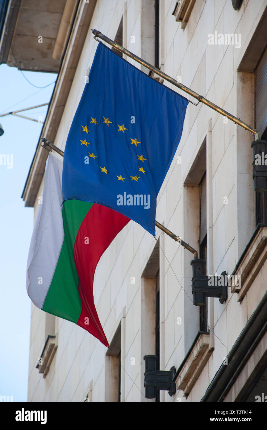 Bulgarische und die Fahne der Europäischen Union außerhalb der bulgarischen Regierung Gebäude, Sofia, Bulgarien Stockfoto