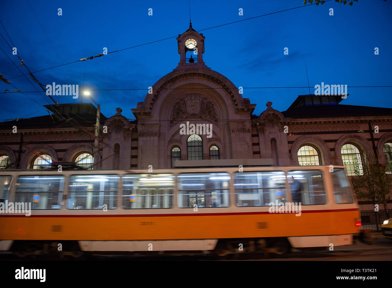 Eine bulgarische Straßenbahn vorbei an den Central Market Hall bei Nacht, Sofia, Bulgarien, Europa, Stockfoto