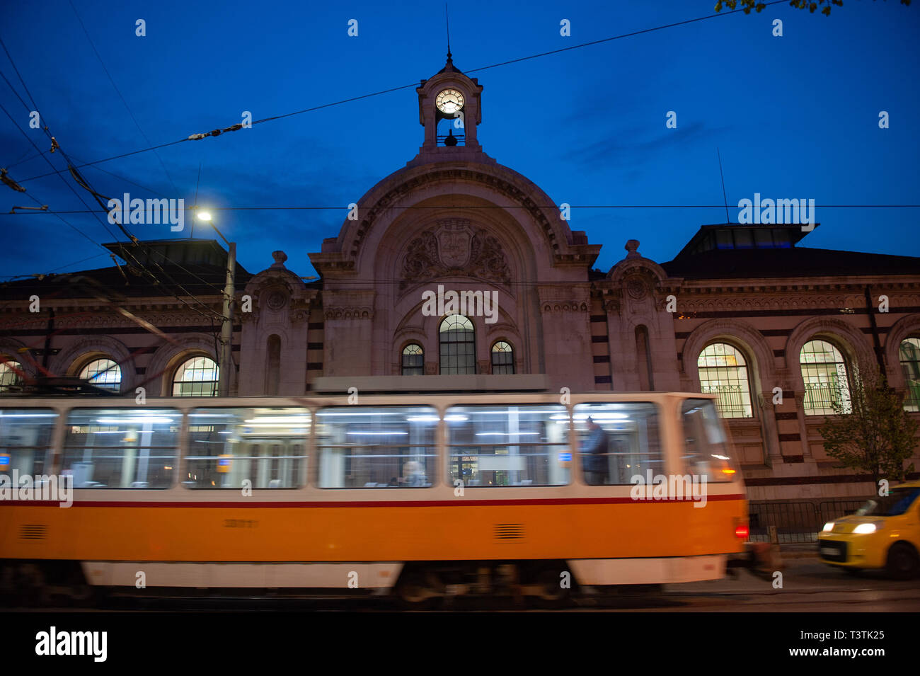 Eine bulgarische Straßenbahn vorbei an den Central Market Hall bei Nacht, Sofia, Bulgarien, Europa, Stockfoto