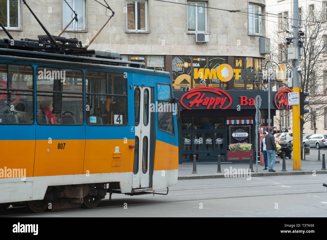 Straßenbahn vorbei Happy Restaurant, Sofia, Bulgarien, Europa Stockfoto