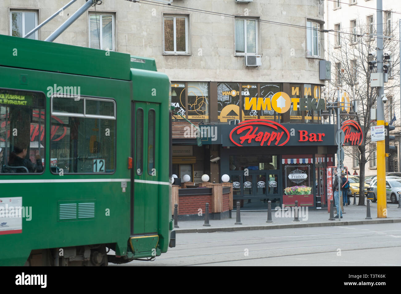 Straßenbahn vorbei Happy Restaurant, Sofia, Bulgarien, Europa, Stockfoto