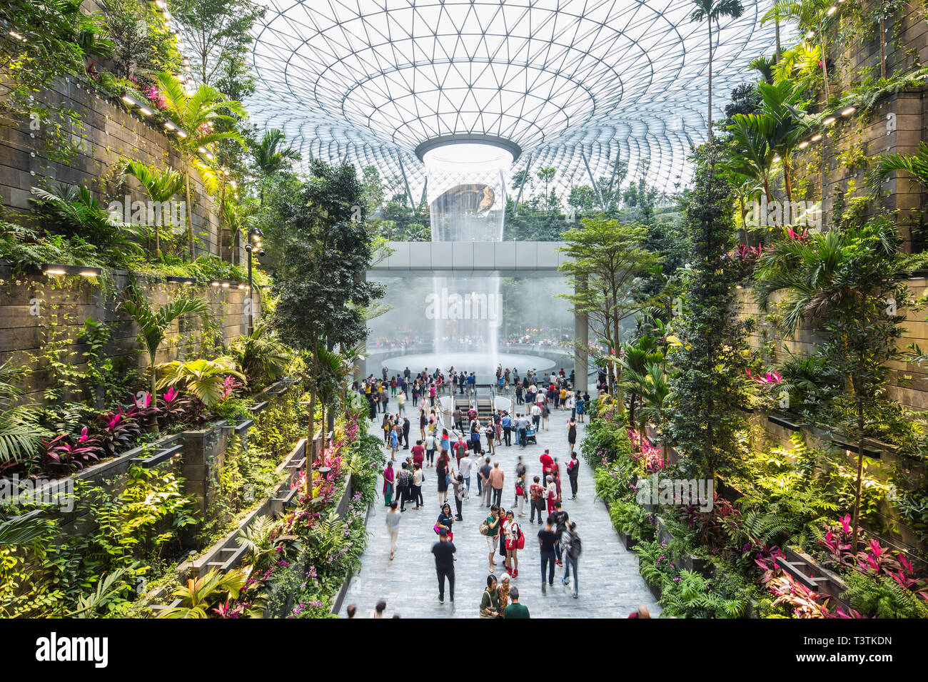 Atemberaubender Blick auf die Landschaft des Jewel Changi Airport, voll mit Menschen wie Singapurern und Besuchern aus Übersee. Singapur Stockfoto