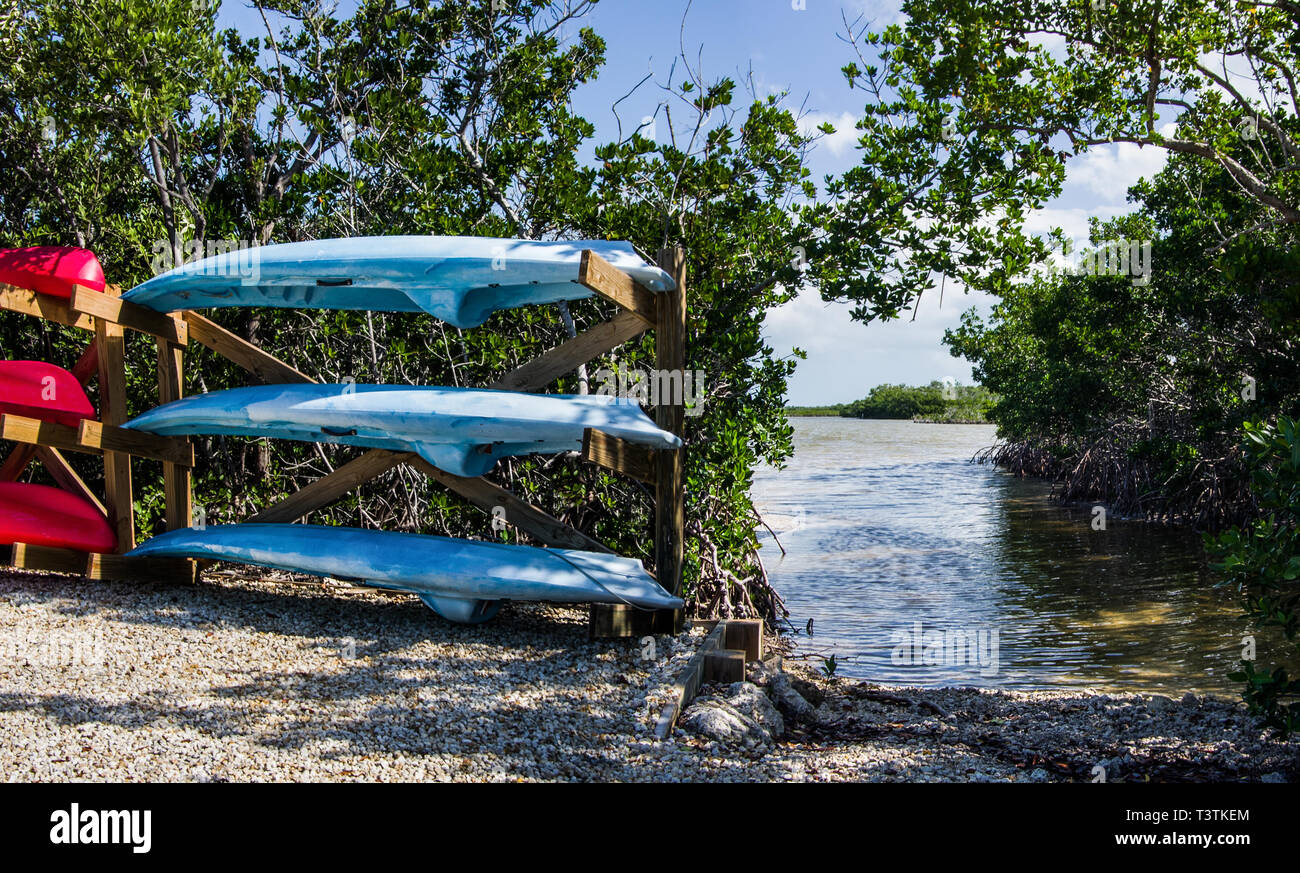 Florida Keys Kanu Starten: Vermietung Kanus und Kajaks neben einem Launch im Long Key State Park warten. Stockfoto