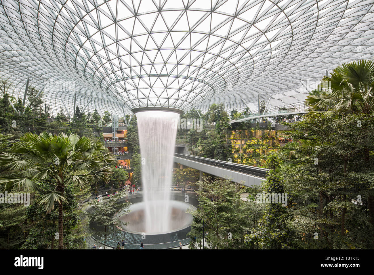 Klarer Blick auf die Landschaft des Regenwirbels am Jewel Changi Airport Stockfoto