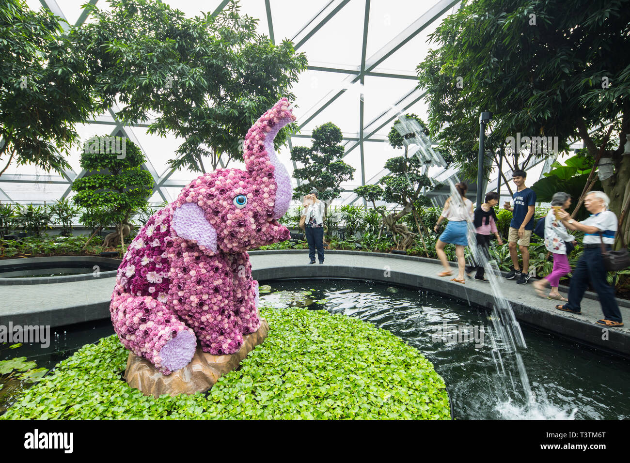 Ein rosa Elefantenbaby, geschmückt mit Blumen am Jewel Changi Airport, Singapur Stockfoto
