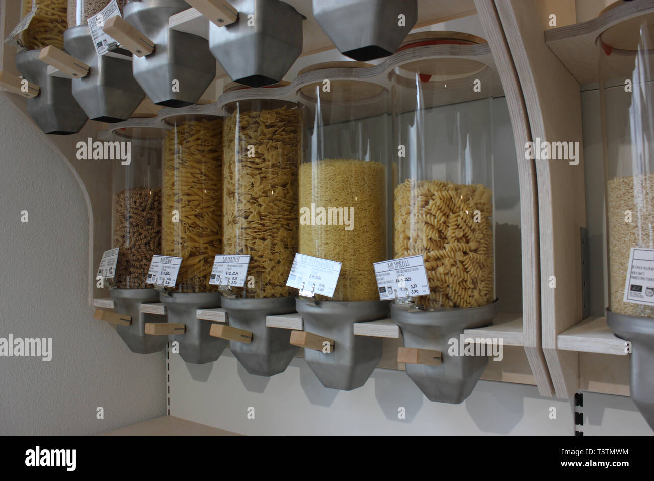 Pasta verkauft, ohne Verpackung, in Null Abfall Weise in Glasbehältern vorgestellt. Stockfoto