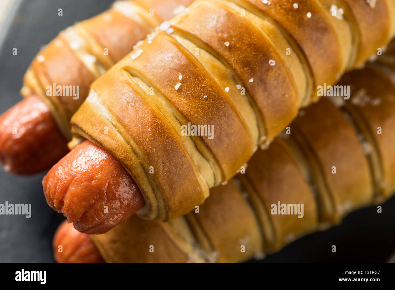 Hausgemachte Brezel gewickelt Hot Dog mit Senf Stockfoto