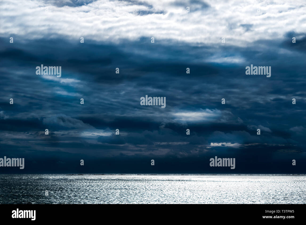 Dunkle Gewitterwolken über dem ruhigen Wellen des Atlantischen Ozeans, Block Island, Rhode Island bilden Stockfoto