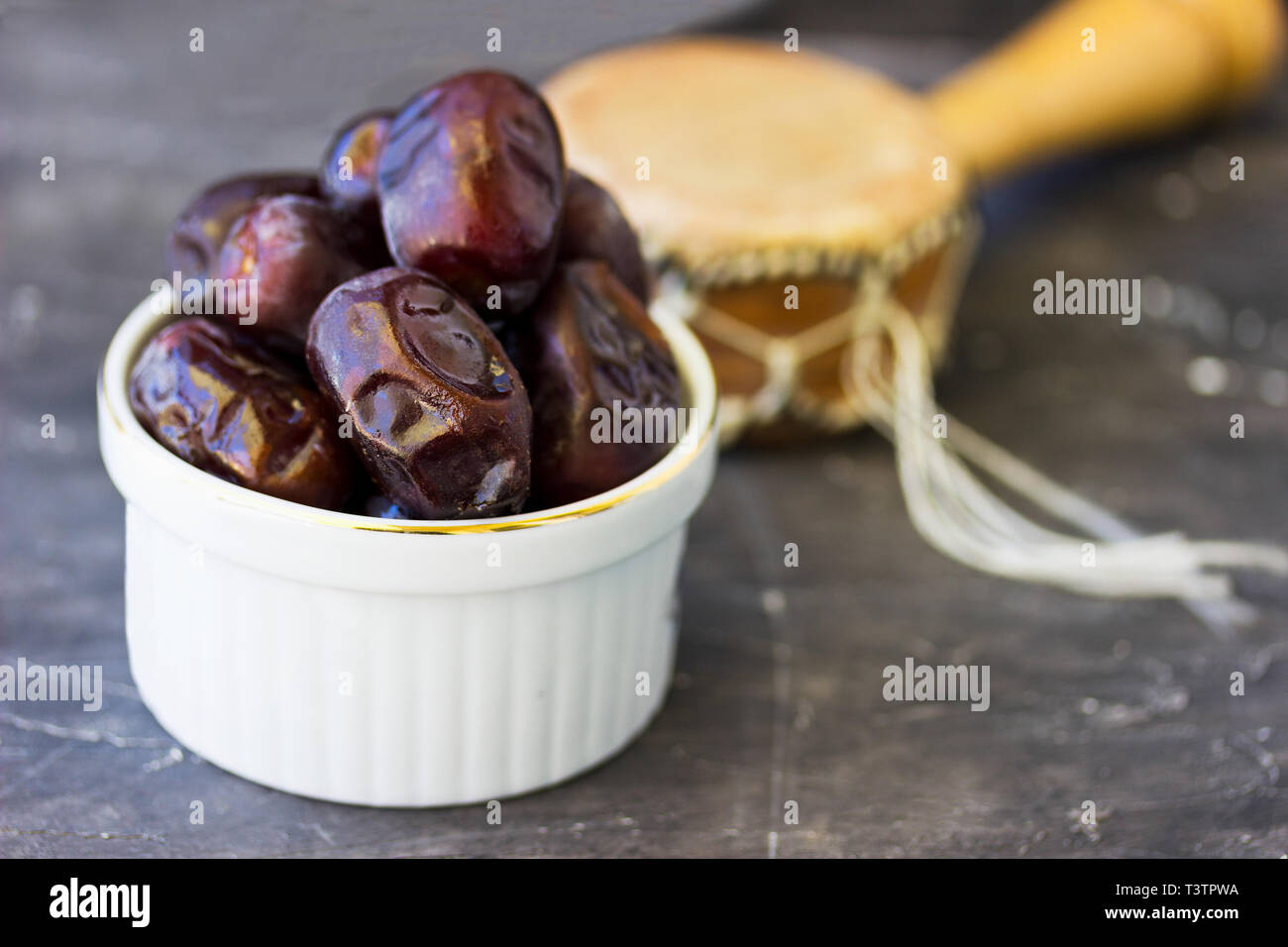 Getrocknete Datteln Obst in einer Schüssel auf hölzernen Hintergrund Stockfoto