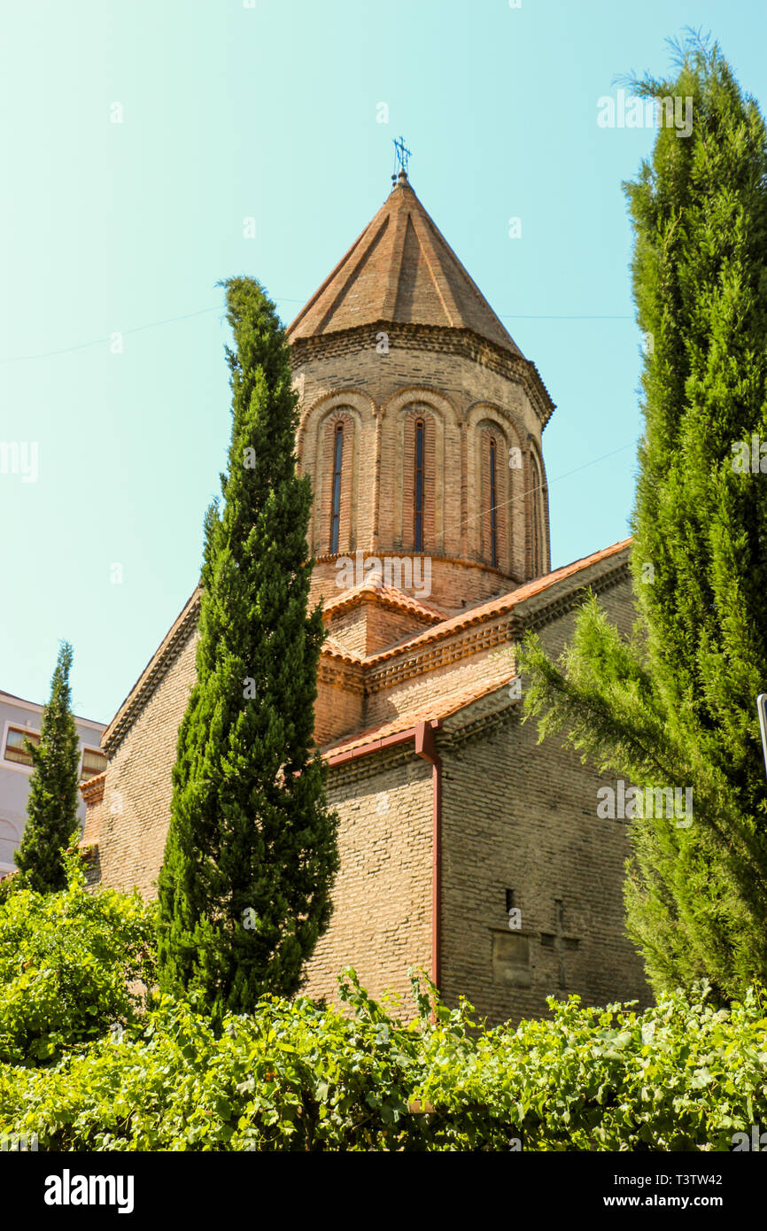 Blick auf eine historische Kirche in der georgischen Stadt Tiflis Stockfoto