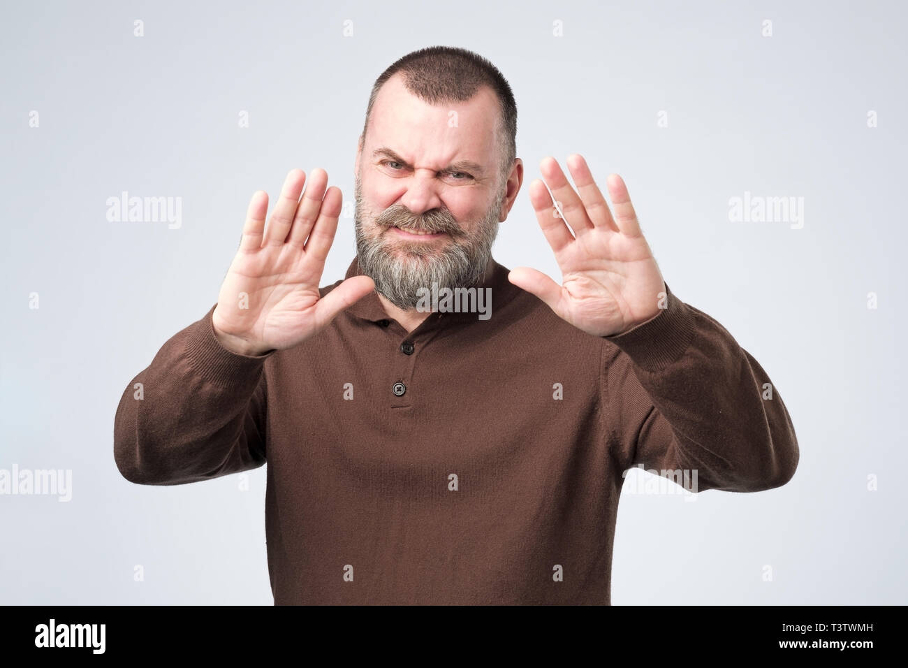 Reifer Mann mit Bart zeigt Ablehnung Geste, will nicht mit Ihnen zu sprechen. Stockfoto