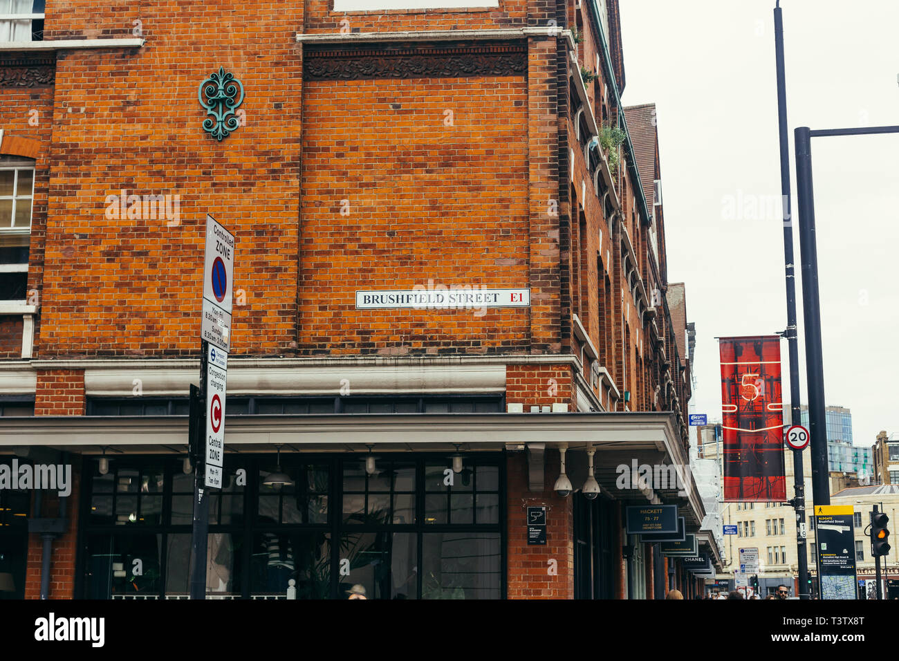 London, Großbritannien - 22 Juli 2018: Brushfield Street Sign (ehemalige Paternoster Row), East London, UK. Stockfoto