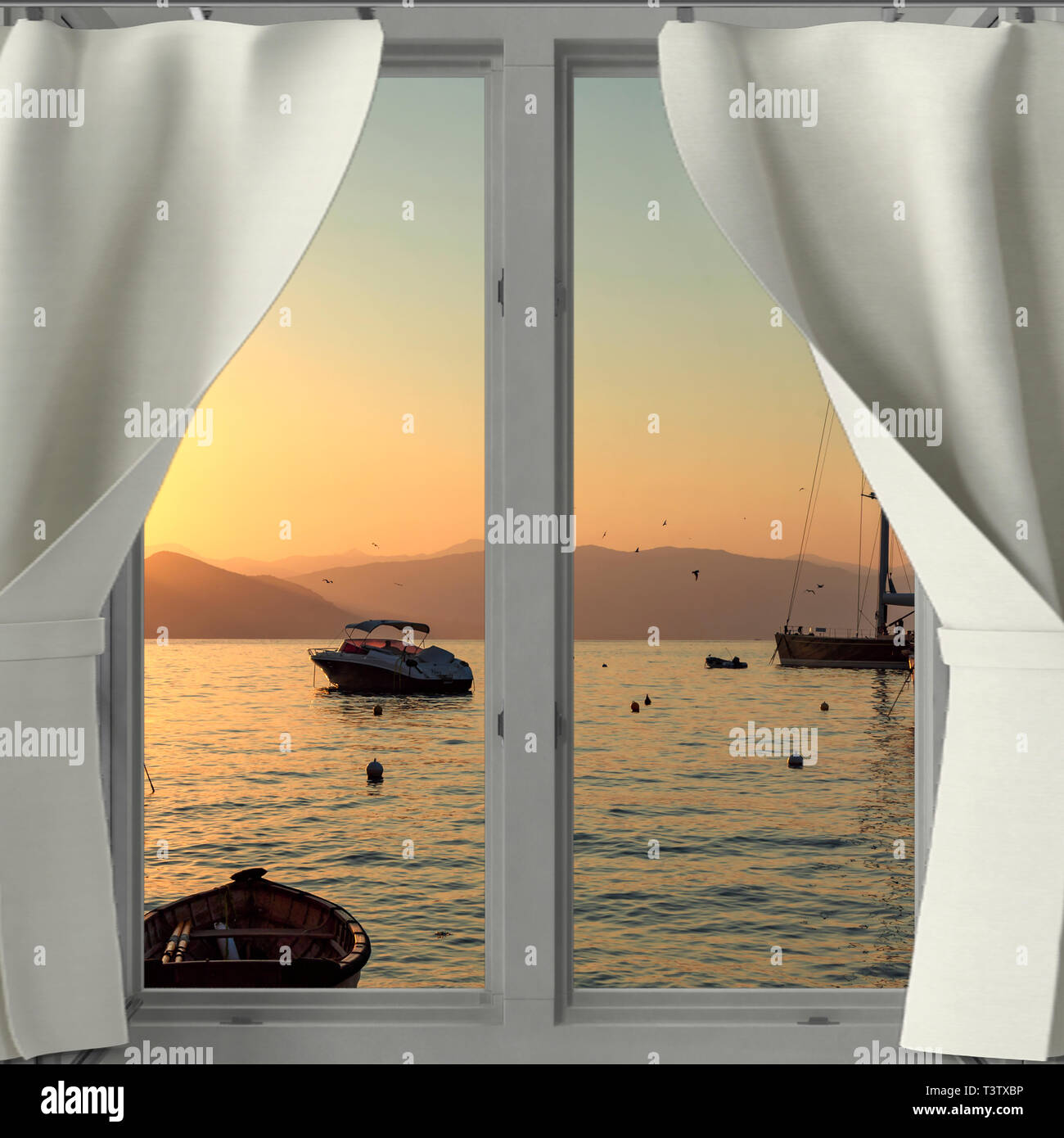 Sonnenuntergang mit goldenen Glanz am Himmel über Boote bei Portofino, Italien durch ein Fenster gesehen mit weißen Vorhängen zog beiseite mit Reflexion auf dem Wasser Stockfoto