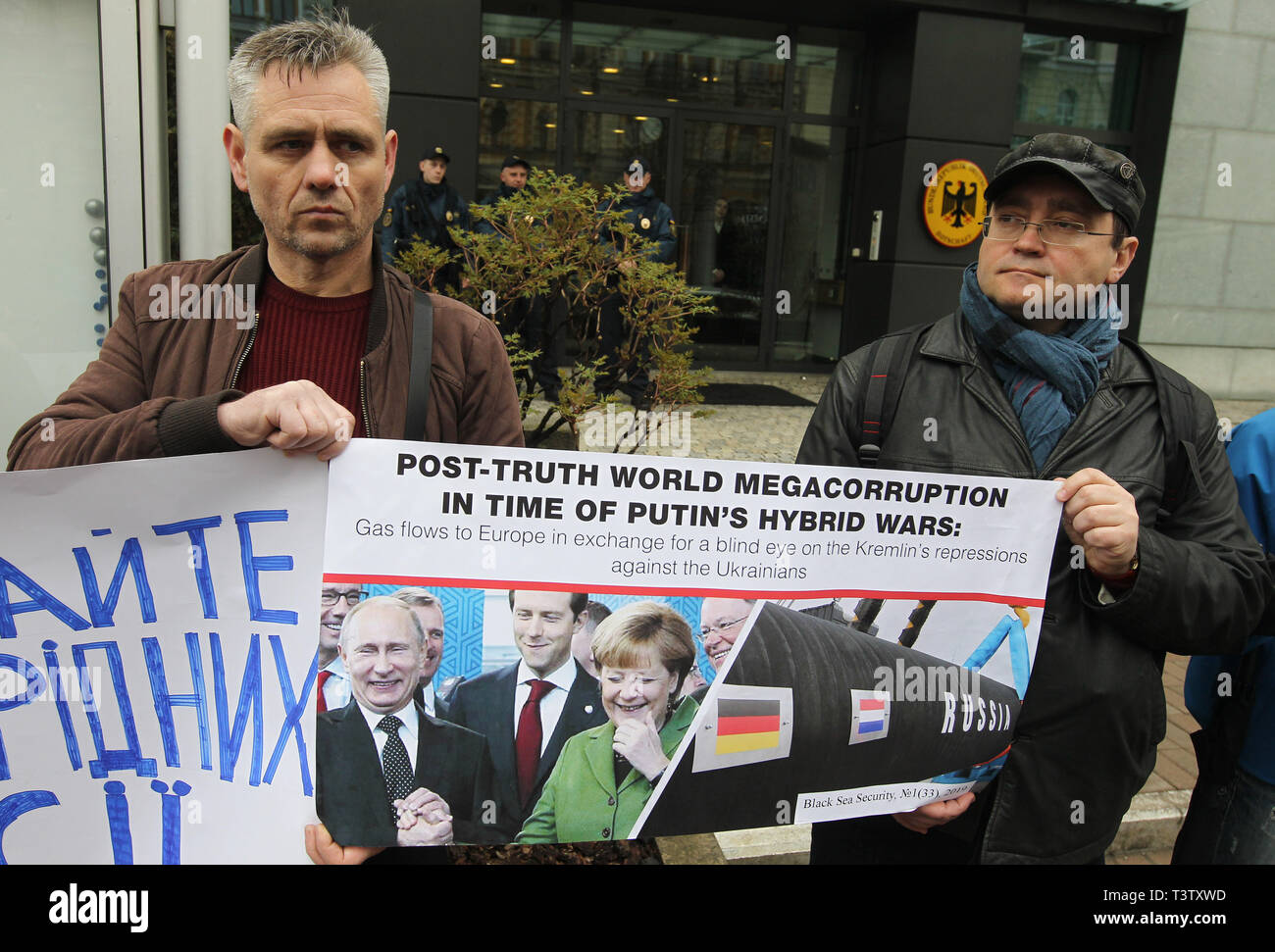 Aktivisten gesehen Holding ein Poster mit Fotos des russischen Präsidenten Wladimir Putin und die deutsche Bundeskanzlerin Angela Merkel während der Rallye. Vereinigung der Angehörigen der politischen Gefangenen des Kreml und Angehörigen der ukrainischen Kriegsgefangenen hielt eine Kundgebung gegen die Aufhebung der Sanktionen gegen die Russische Föderation vor der deutschen Botschaft in Kiew, Ukraine. Stockfoto