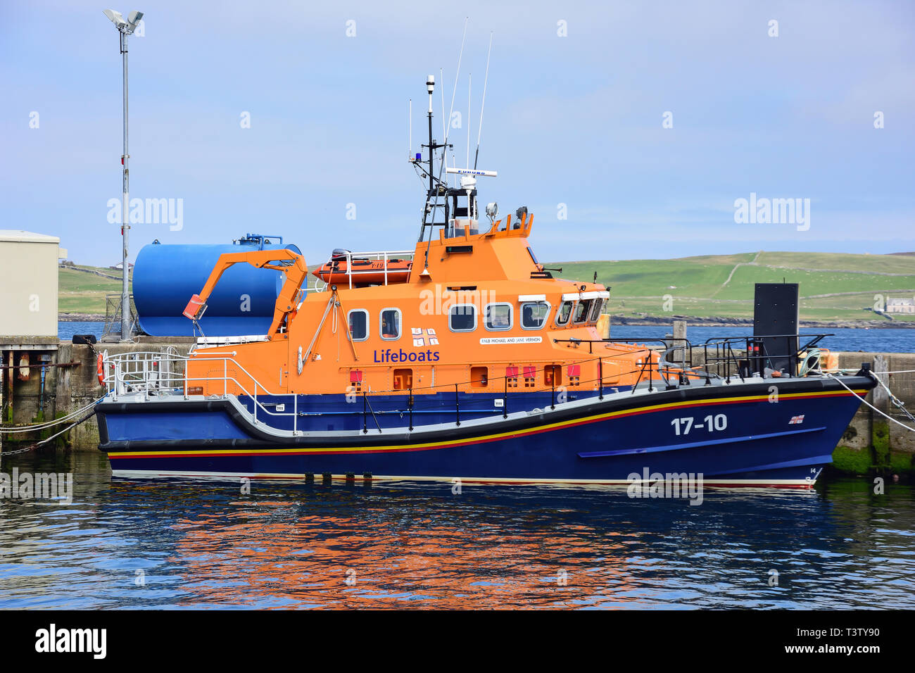 Das Royal National Lifeboat Institution (RNLI) Rettungsboot im Hafen, Lerwick, Shetland, Nördliche Inseln, Schottland, Vereinigtes Königreich Stockfoto