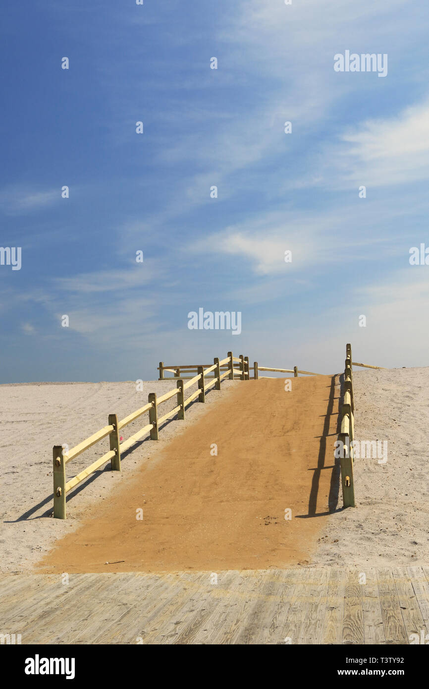 Neue Dünen und Strand Rampen als Teil der Strand Restaurierung und Konservierung Projekte, Lavalette, New Jersey, USA Stockfoto