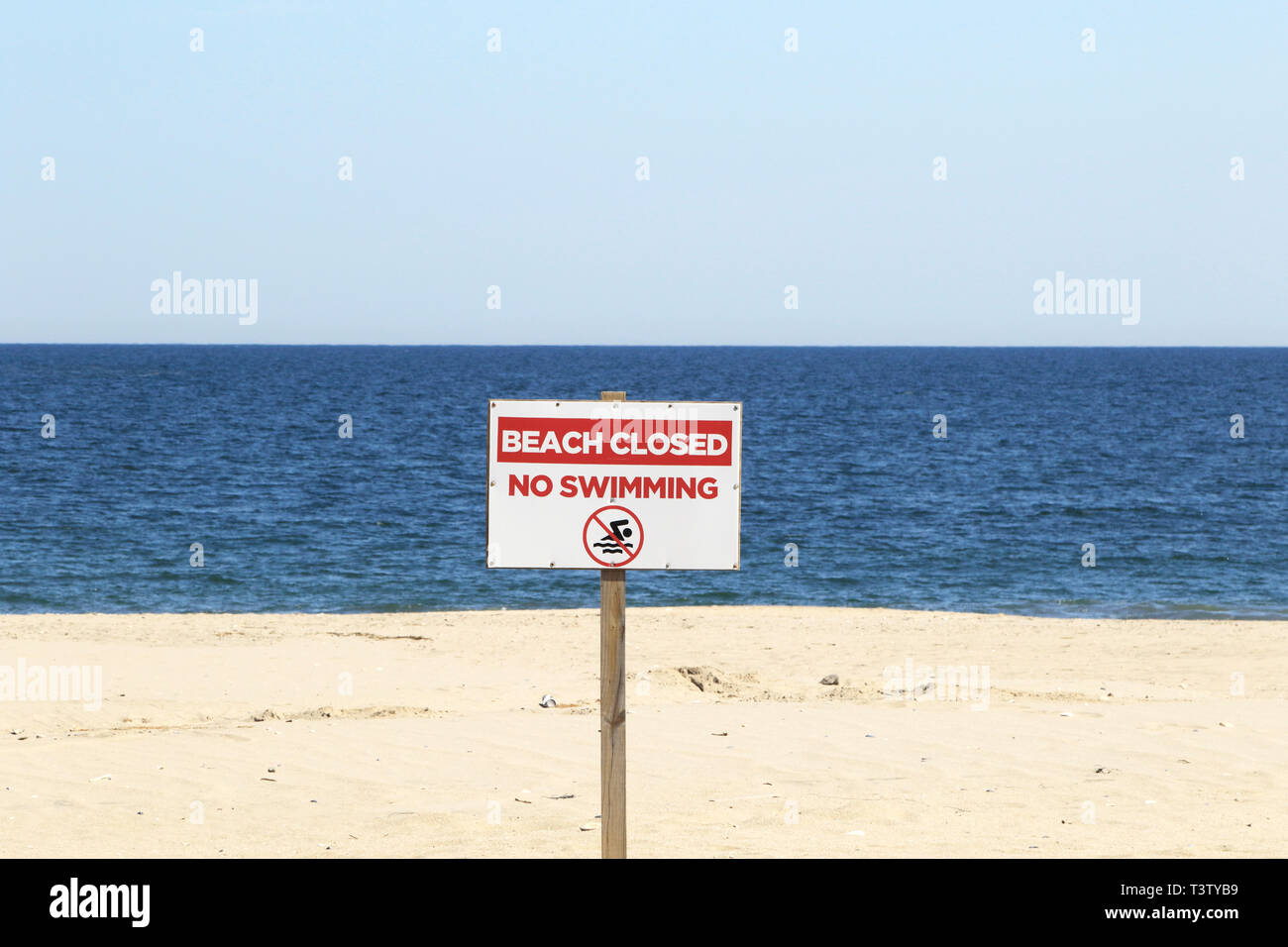 Eine Nebensaison Zeichen Warnung Strand geschlossen Kein schwimmen. Point Pleasant Beach, New Jersey, USA Stockfoto