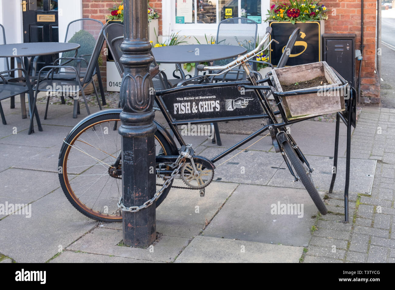 Vintage Metzger Fahrrad mit Korb in Market Bosworth, Leicestershire, Großbritannien Stockfoto