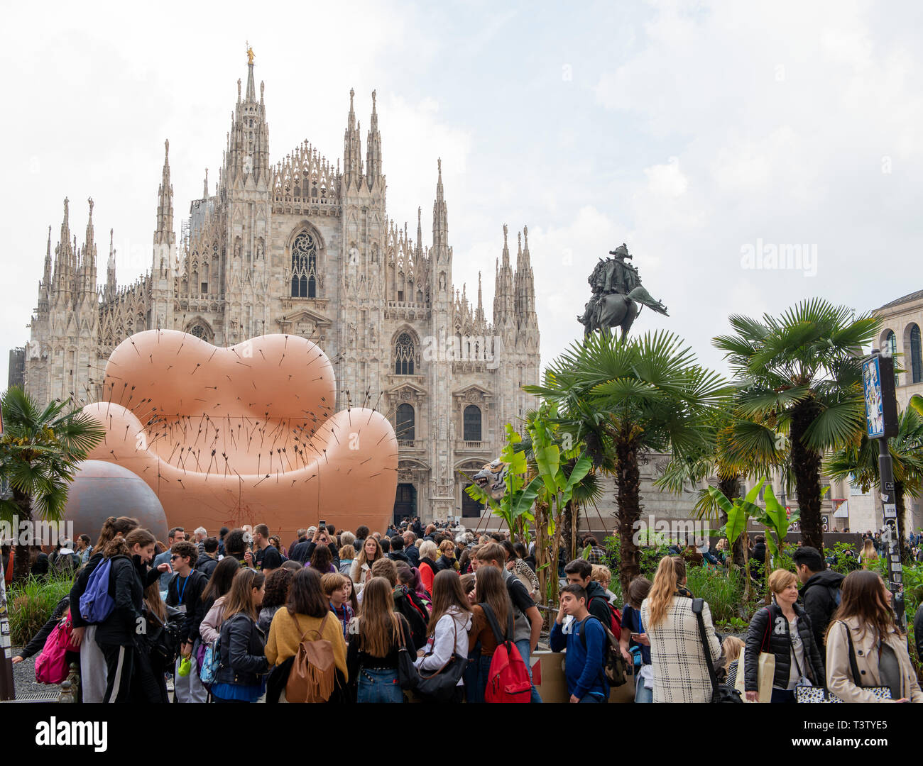 Mailand Italien 10. April 2019: Einbau in Piazza del Duomo. Durch ein Symbol des internationalen Designs, die bis 5&6 Sessel von Gaetano Pe entworfen, inspiriert Stockfoto