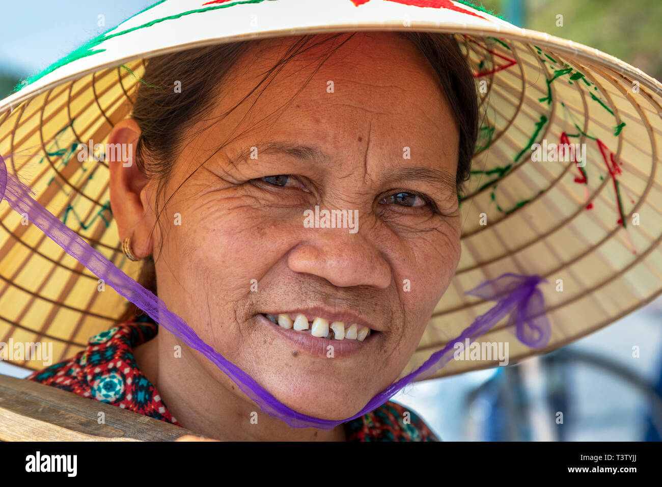 Portrait eines älteren Vietnamesin Tragen eines traditionellen Sampan hat auch als "Reis hat' bekannt. Hoi An, Quang Nam, Vietnam, Asien Stockfoto