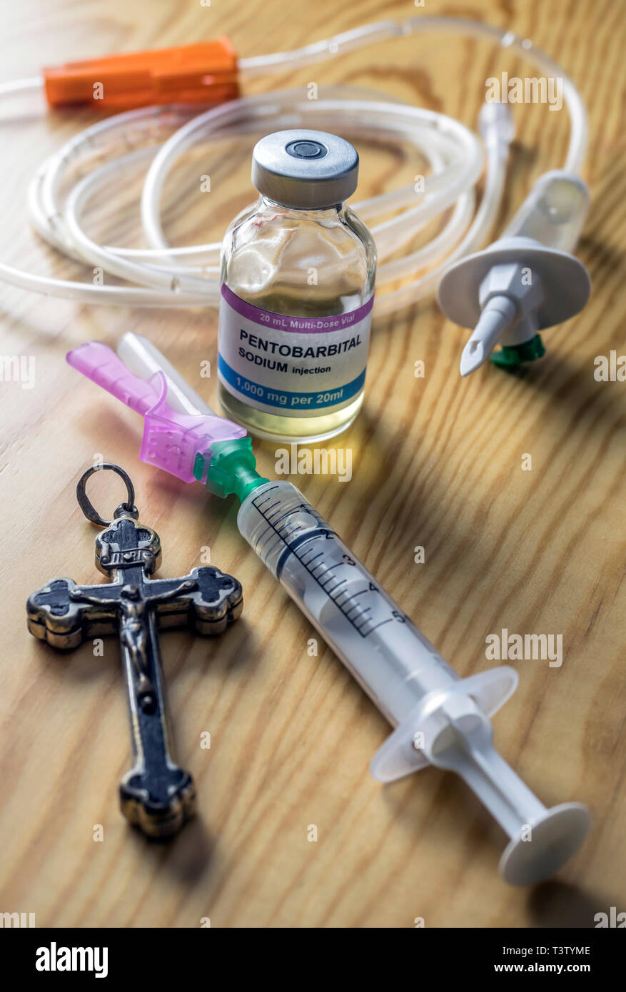 Durchstechflasche mit Dosen von pentobarbital Neben einem Kruzifix, Debatte zwischen Leben und Tod, den religiösen Glauben angesichts der Euthanasie, konzeptionelle Bild Stockfoto