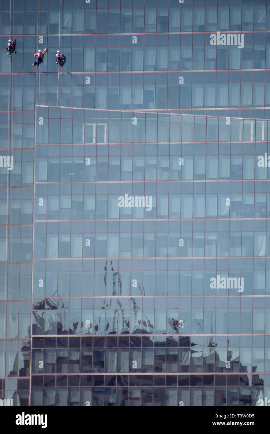 Drei Fensterputzer Arbeiten in großer Höhe auf einem Firmen-Gebäude in der Innenstadt von Rio de Janeiro, Brasilien. Stockfoto