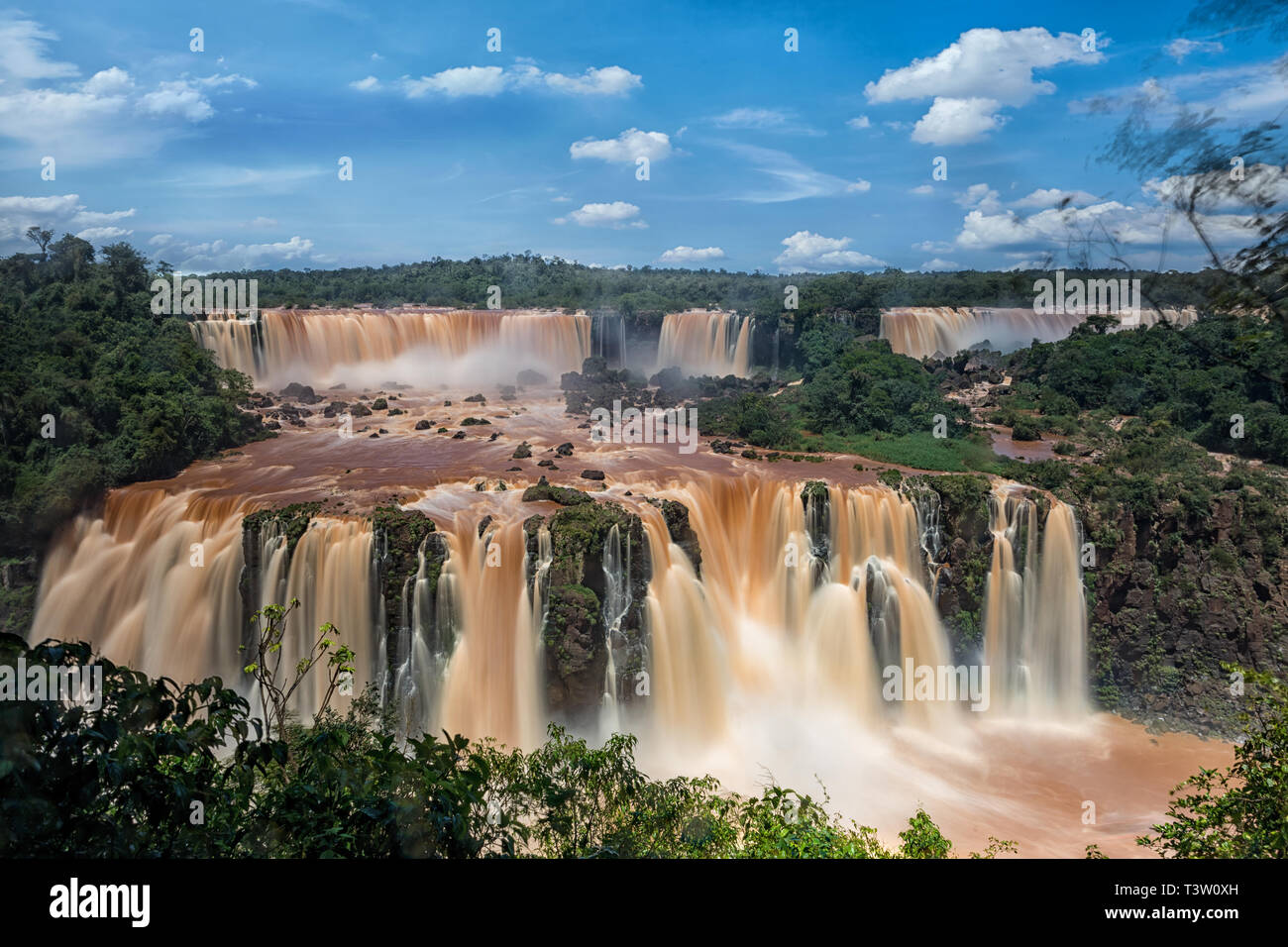 Die Iguazu Wasserfälle auf der argentinischen Seite. Von der brasilianischen Seite fotografiert. Stockfoto