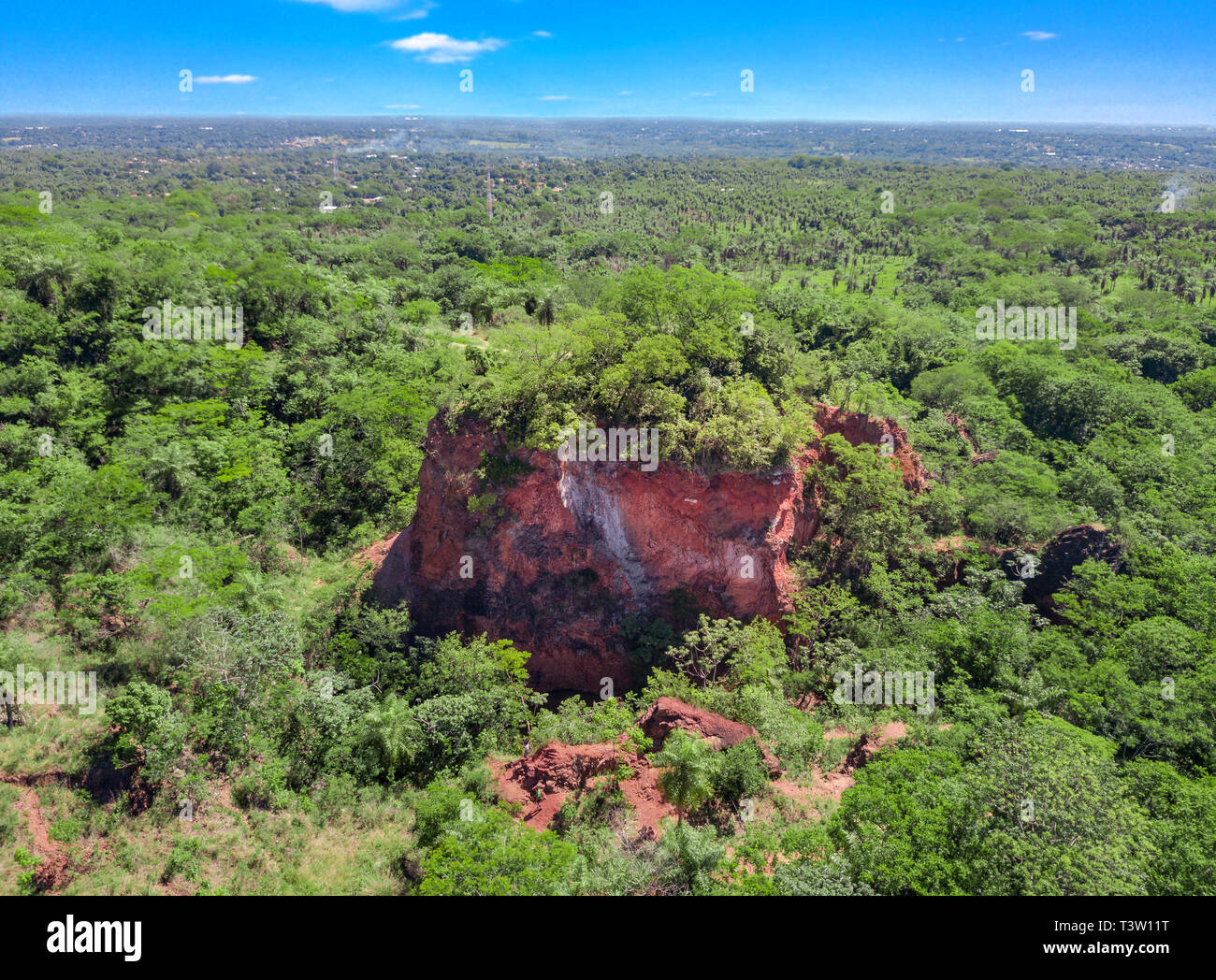 Der "Cerro Koi" ein Berg von Red Rock in der Nähe von Aregua in Paraguay. Stockfoto