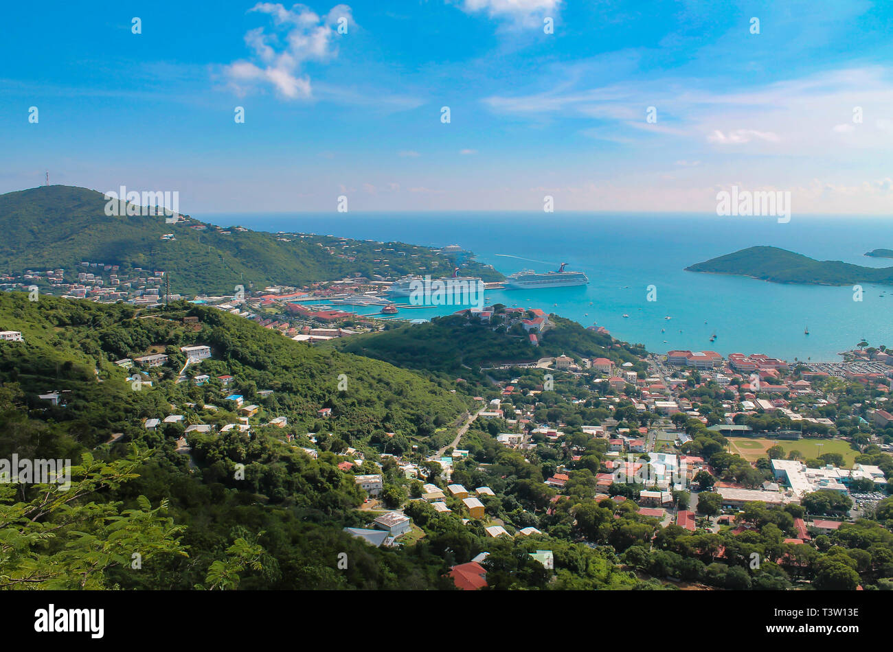 Luftaufnahme der Kreuzfahrthafen von St. Thomas, einer Insel der US Virgin Islands in der Karibik. Stockfoto