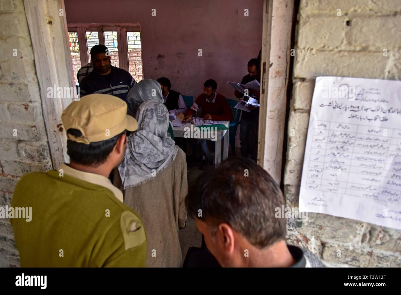 Die Wähler sehen Sie ihre Stimmzettel in der ersten Phase der allgemeinen Wahlen im Shadipora zu werfen. Die erste Phase der allgemeinen Wahlen begann mit Wahlen in 91 Wahlkreisen in 18 Mitgliedstaaten verteilt und zwei Union Territories. Die Jammu und Kaschmir erfasst 47% Prozent Wahlbeteiligung. Stockfoto