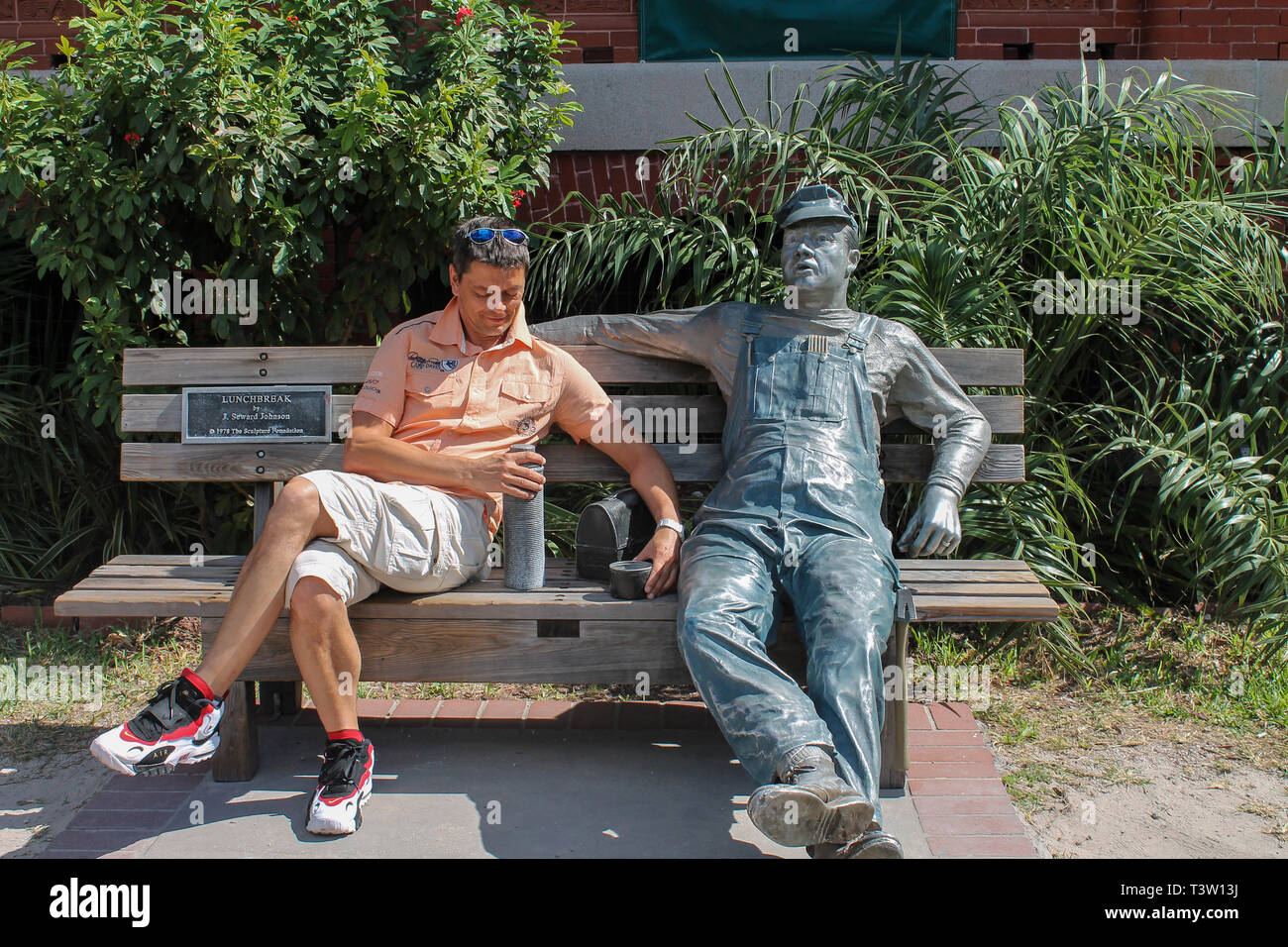 Key West, Florida, USA - November 07, 2012: der Mann, der auf einer Bank mit der Skulptur "Mittagspause" von J. Seward Johnson auf Key West. Museum für Kunst und Geschichte Stockfoto