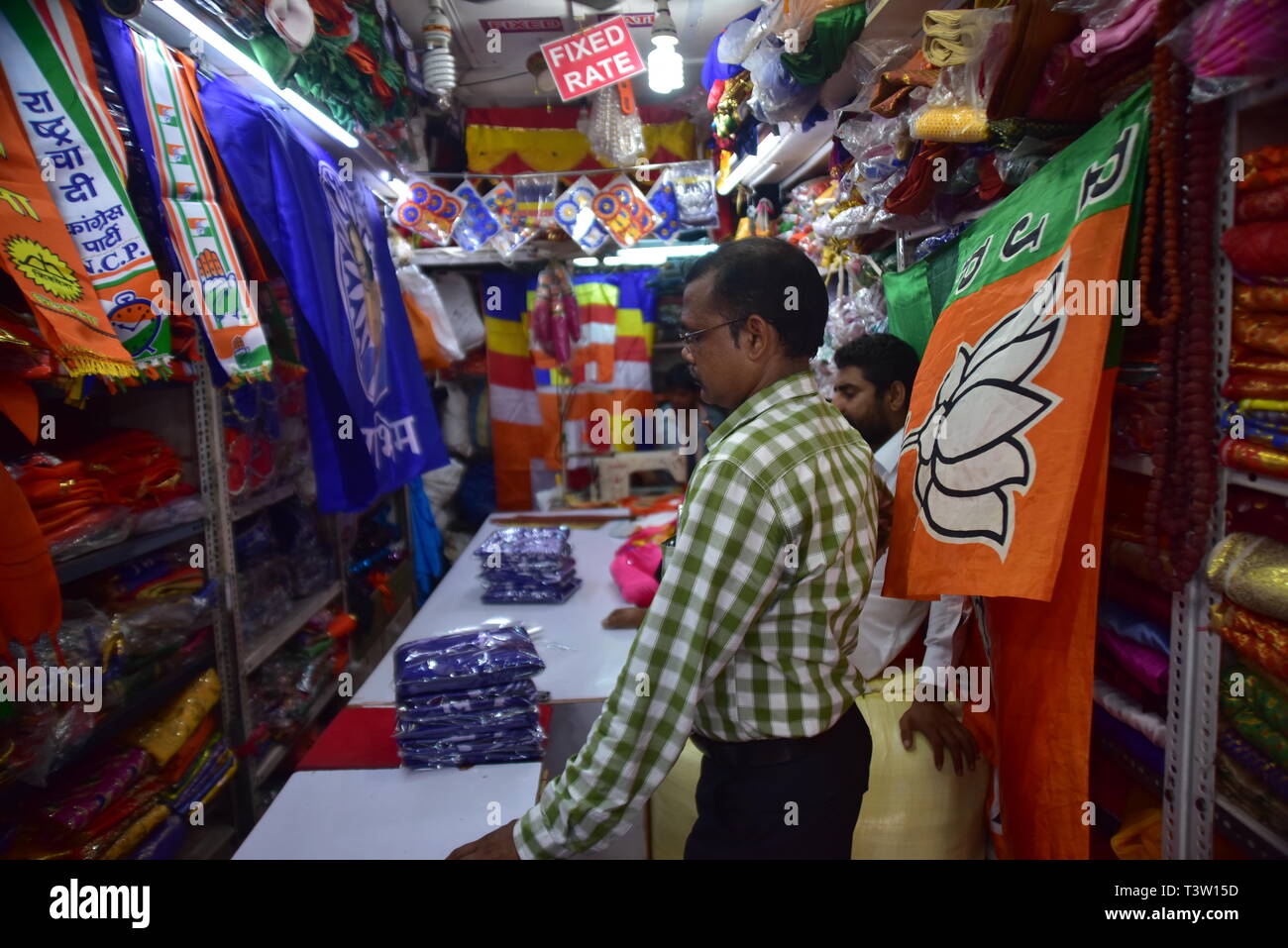 Verschiedene Partei Flags angezeigt bei einem Shop in Mumbai. 1 Phase der Loksabha Wahl tritt weg in Indien, Wahl wird in 7 Phasen ab 11. April bis 19. Mai und Mumbai wird am 29. April Abstimmung durch die Ergebnisse am 23. Mai. Stockfoto