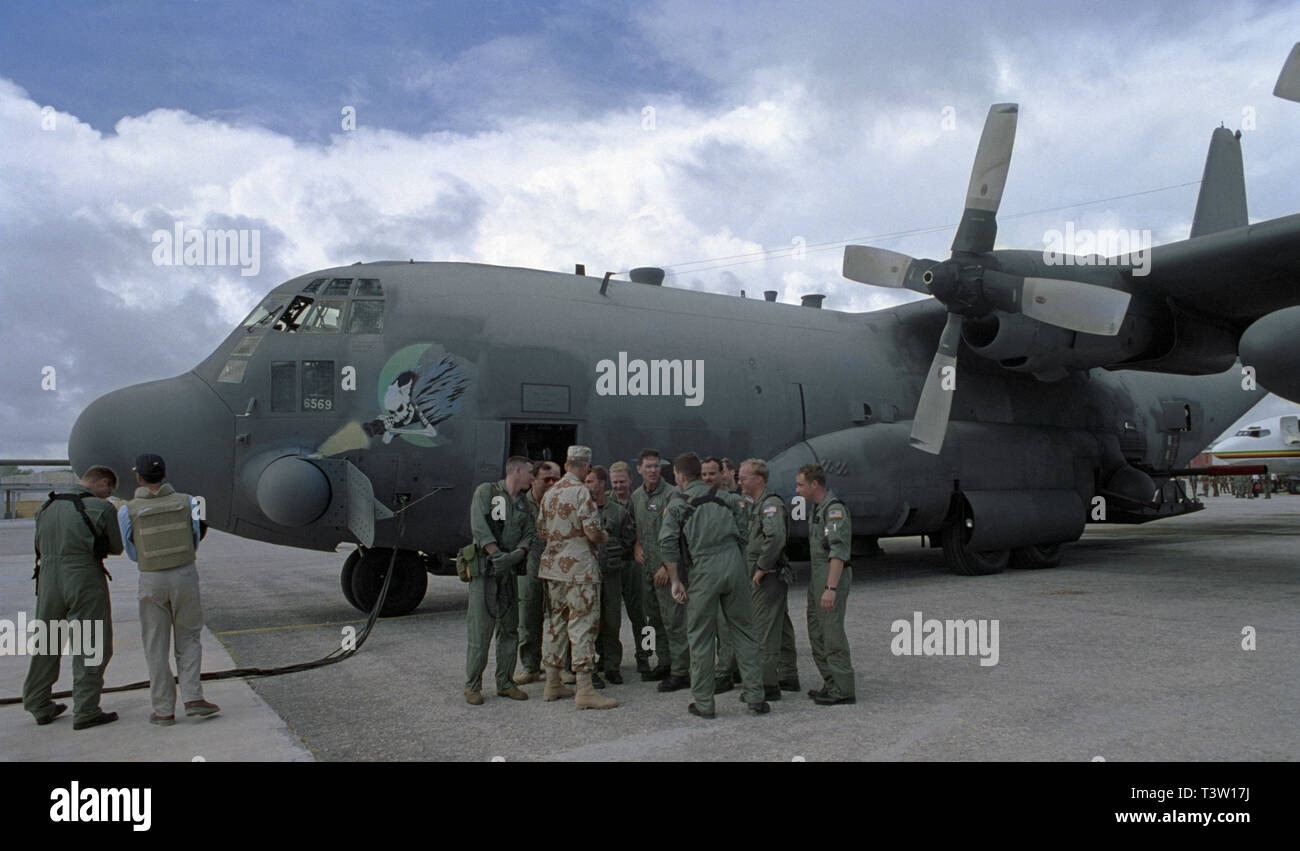 30. Oktober 1993 USAF Lockheed AC - 130 H Spectre Gunship "Fatal Attraction" am Flughafen von Mogadischu, Somalia. Stockfoto
