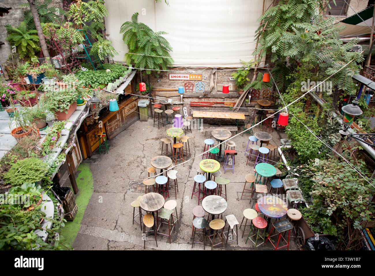 BUDAPEST, Ungarn - 20. SEPTEMBER 2017: Szimpla Kert isa riesig und eklektischen Pub mit alten unpassende Artikel & einer stillgelegten Trabant, mit Musik, Essen, Ma Stockfoto